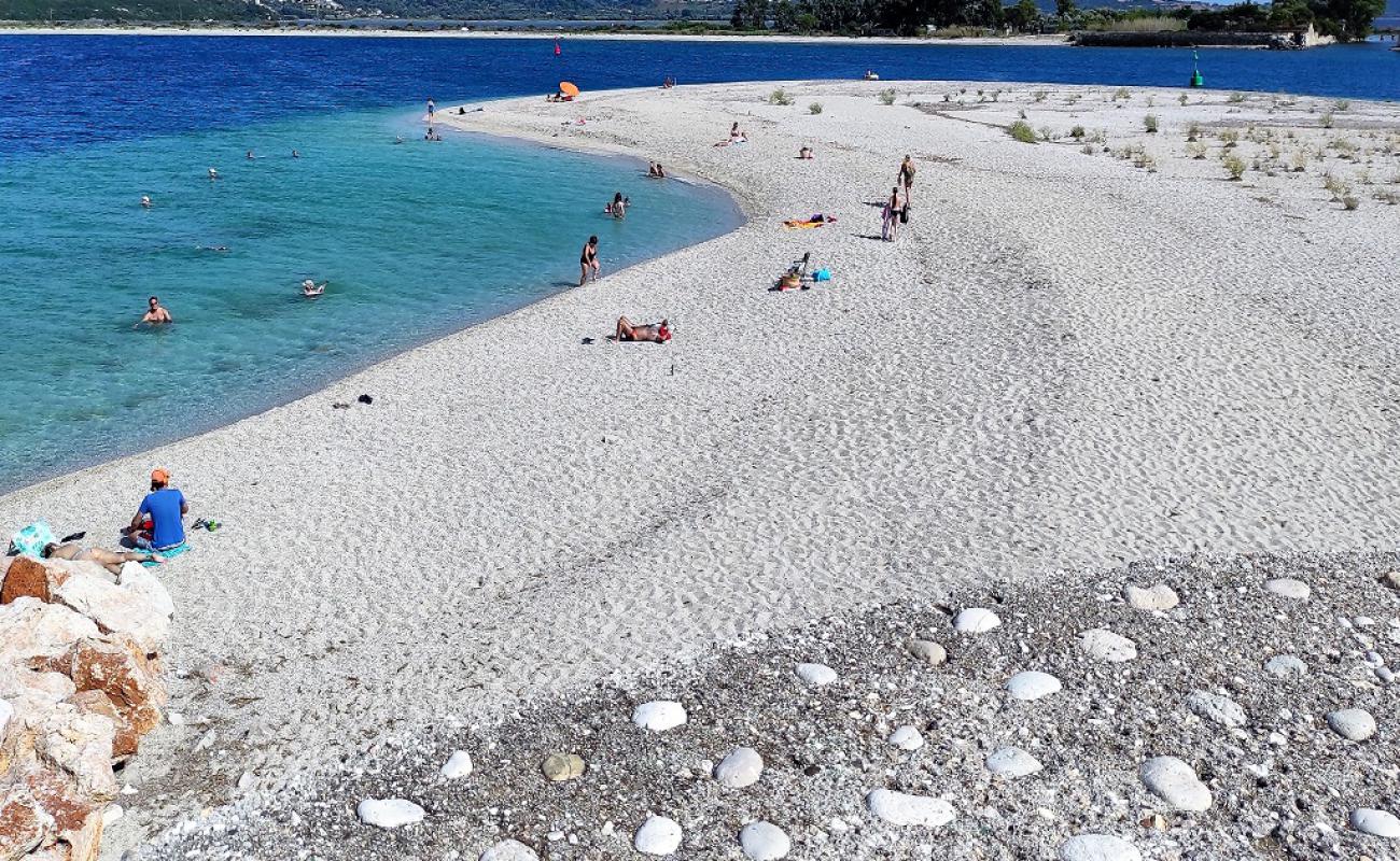 Photo de Ammoglossa Beach avec sable beige & pierres de surface