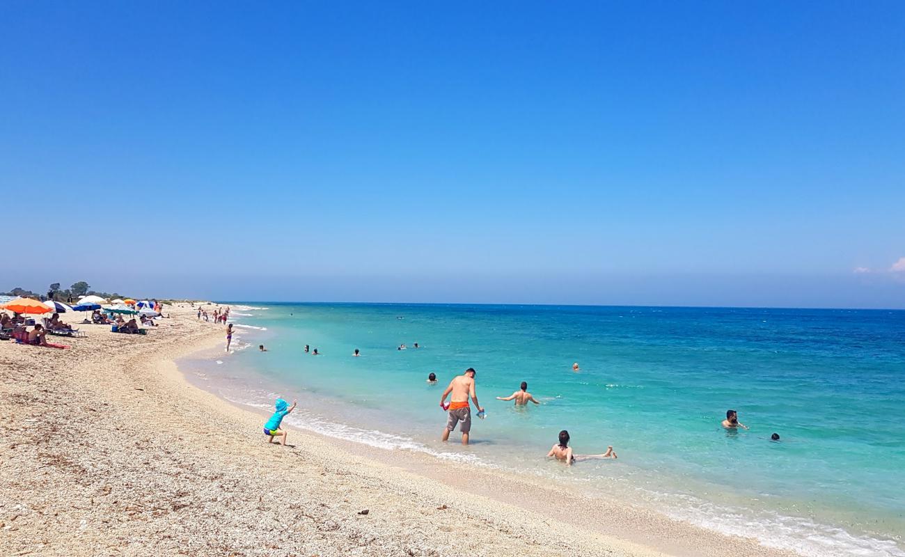 Photo de Gyra Beach avec petits galets beige de surface