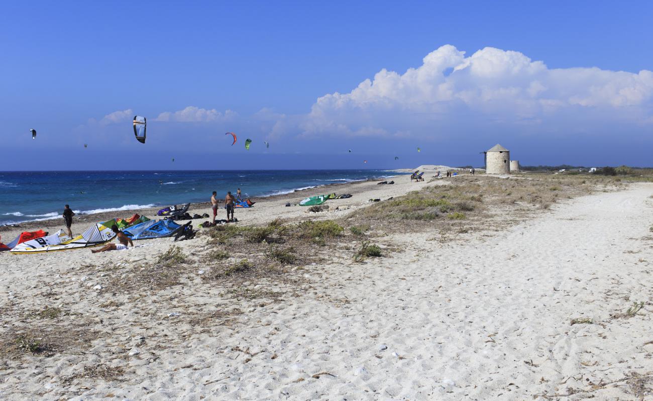 Photo de Agios Ioannis Beach avec sable beige & galets de surface