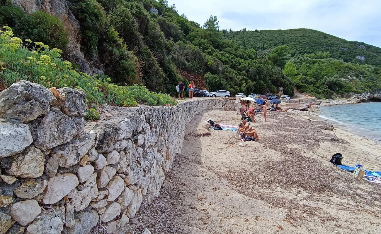 Photo de Kaminia Beach avec sable beige & pierres de surface
