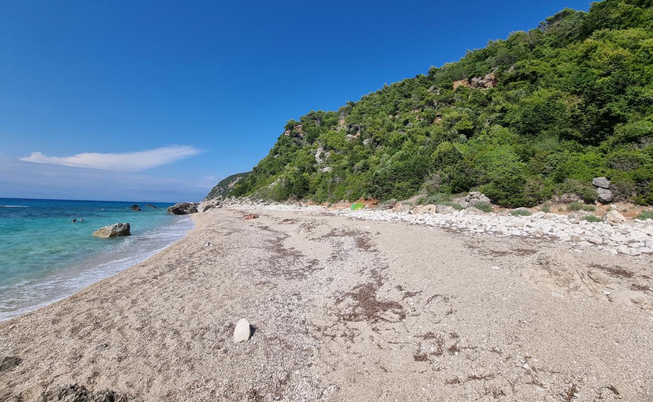 Photo de Tsoukalades Beach avec terrain rocheux de surface