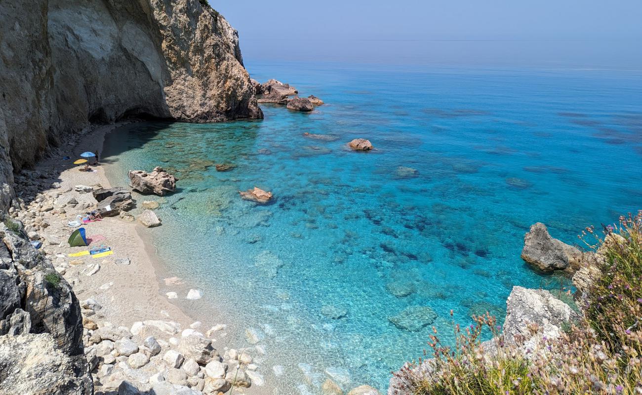 Photo de Milos Hidden Beach avec sable gris & rochers de surface