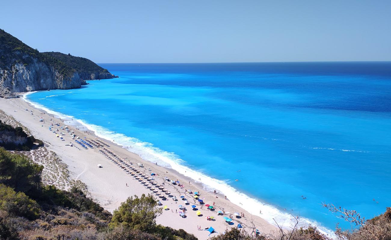 Photo de Mylos Beach avec petits galets beige de surface
