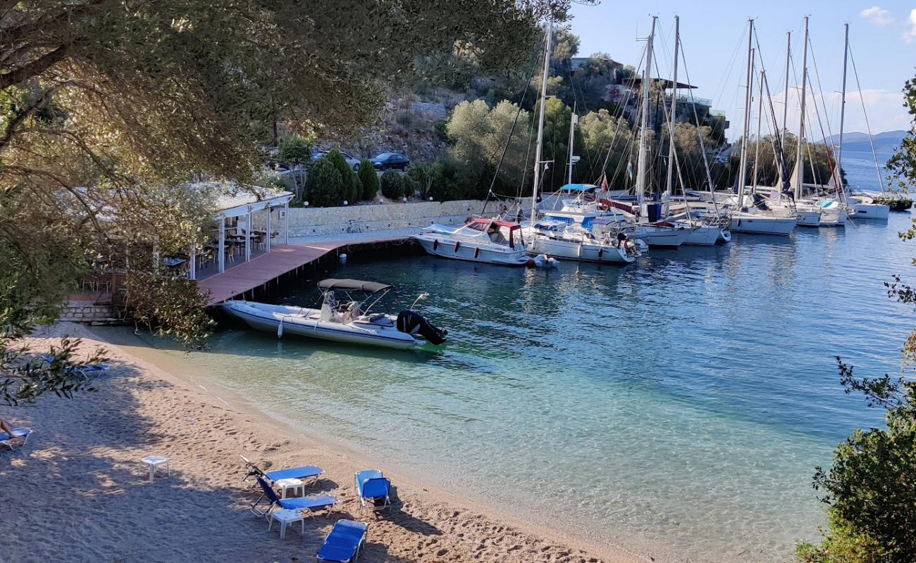 Photo de Karnagio Beach avec petits galets beige de surface