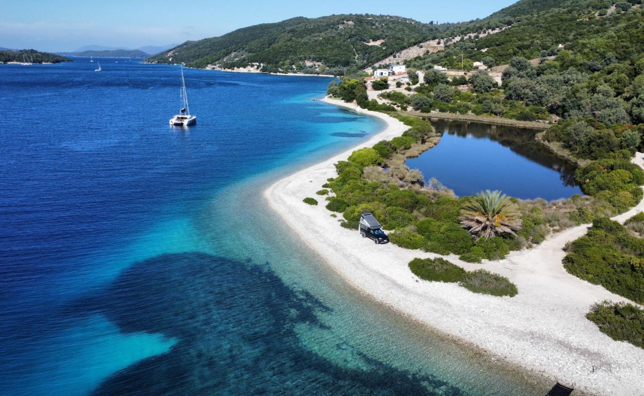 Photo de Agios Ioannis Beach avec petits galets beige de surface