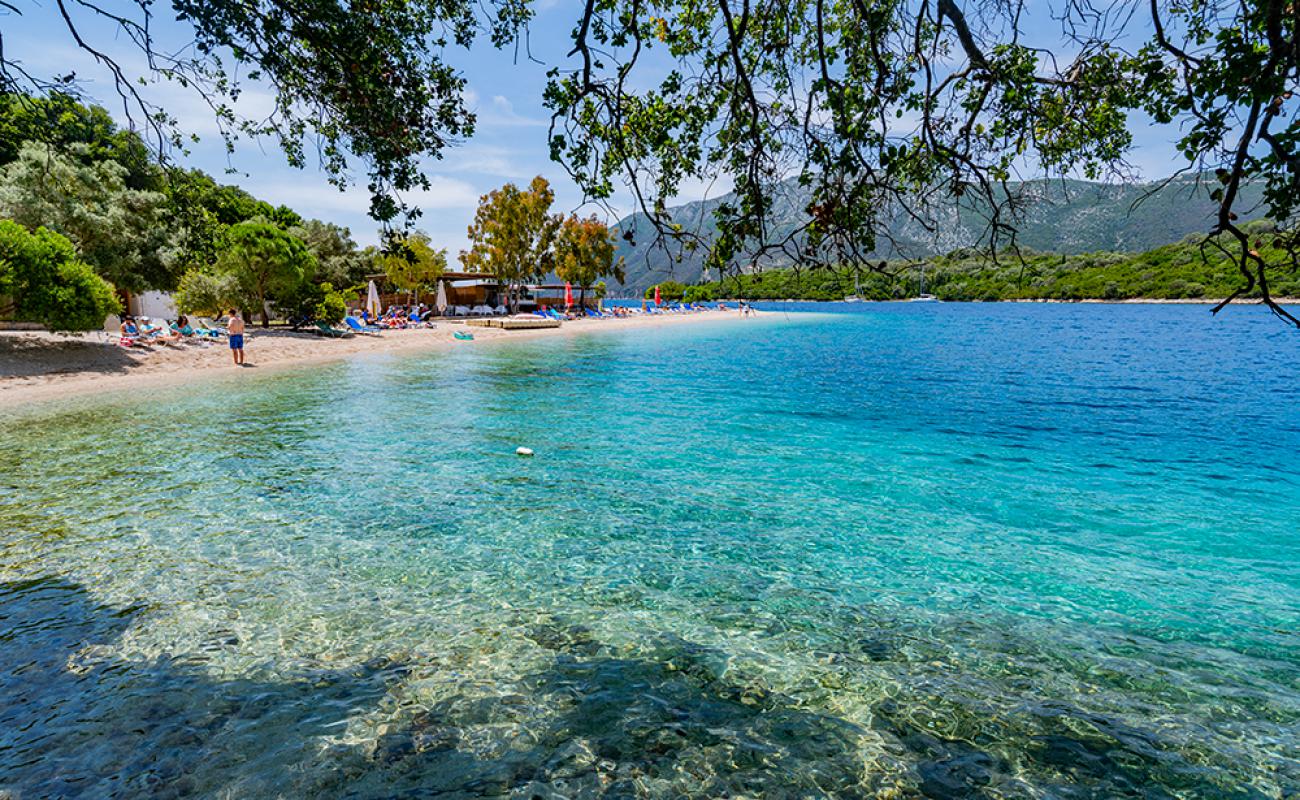 Photo de Ammoglossa Beach avec petits galets beige de surface