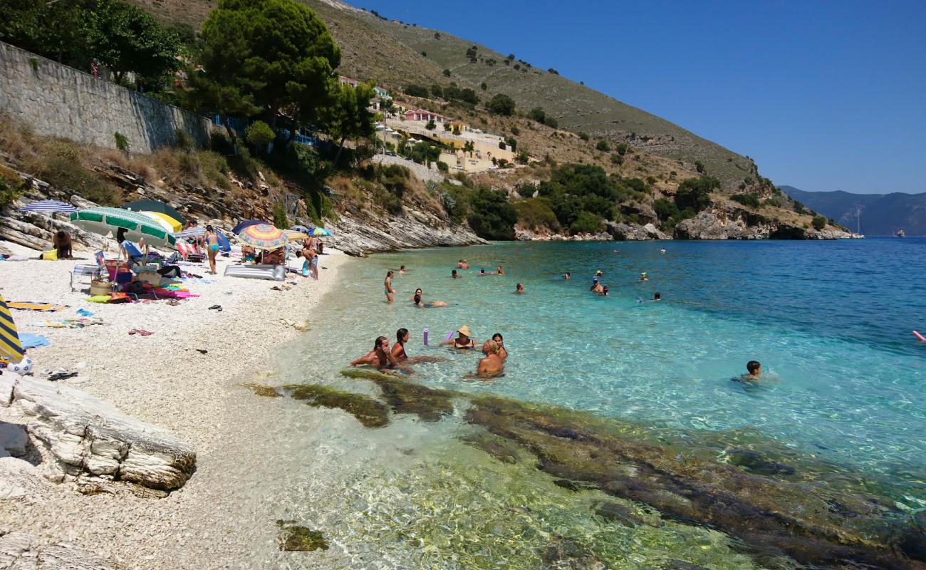 Photo de Lithovatis Beach avec galets beige de surface