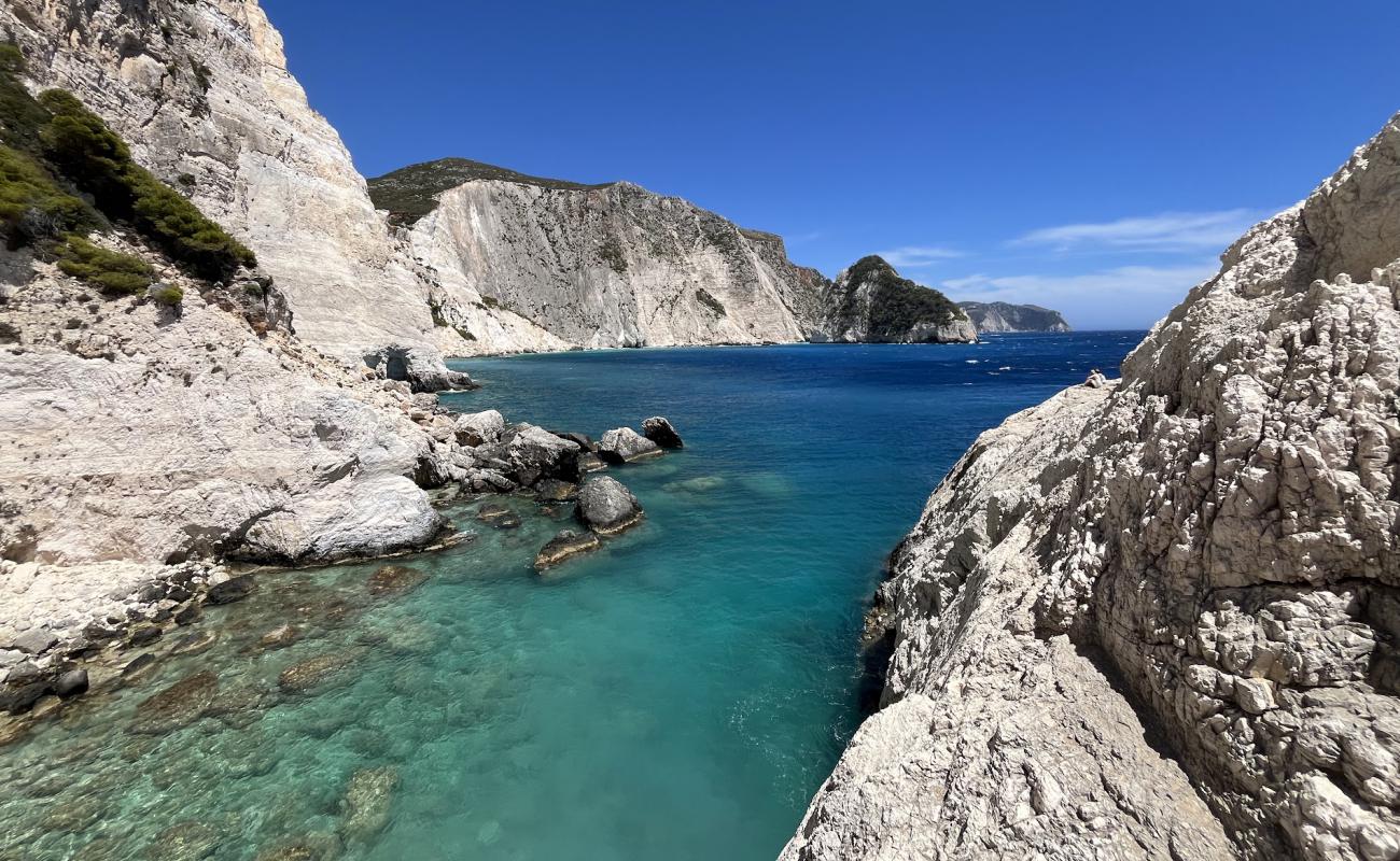 Photo de Plakaki Beach avec terrain rocheux de surface