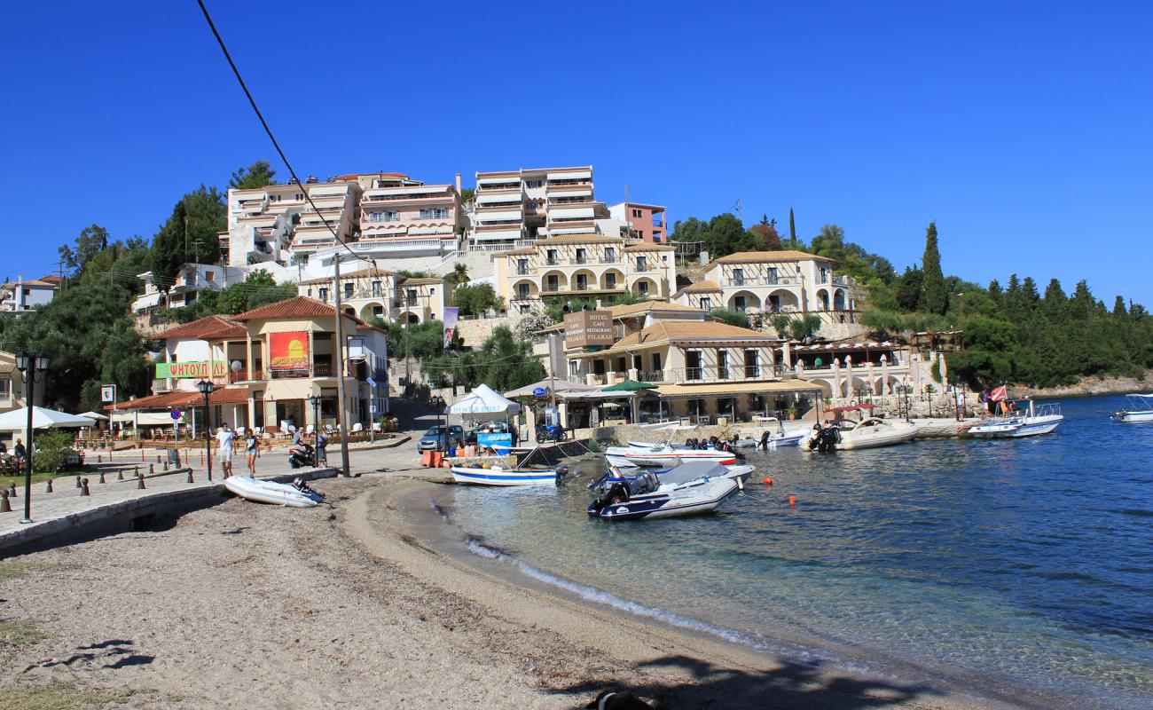 Photo de Sivota Beach avec petits galets beige de surface