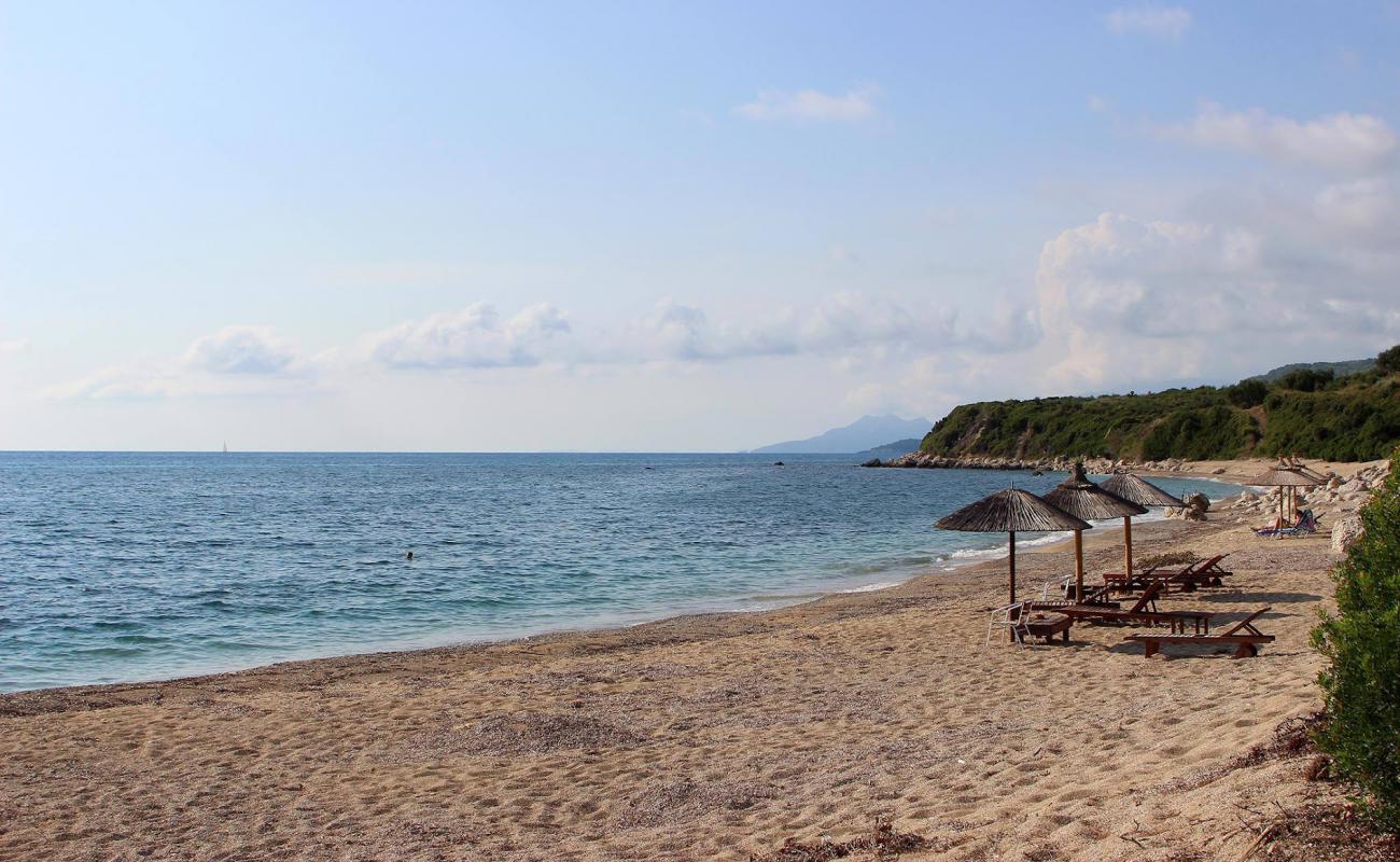 Photo de Limniona Beach avec sable gris de surface