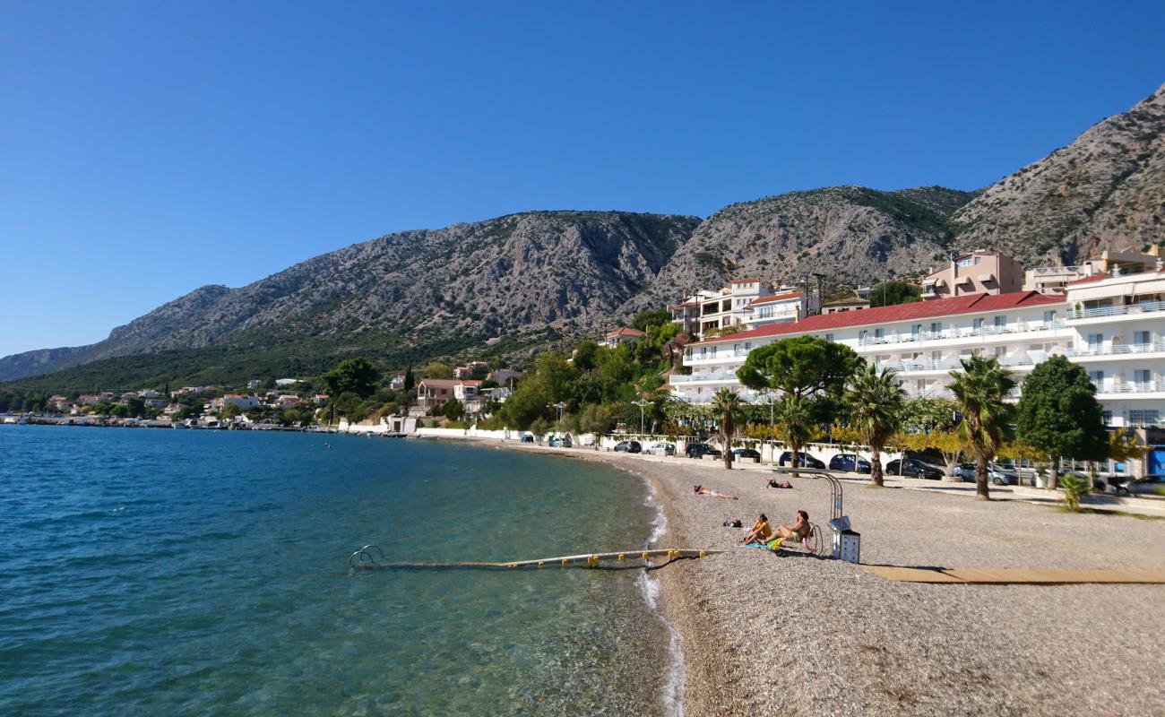 Photo de Astakos Beach avec petits galets beige de surface