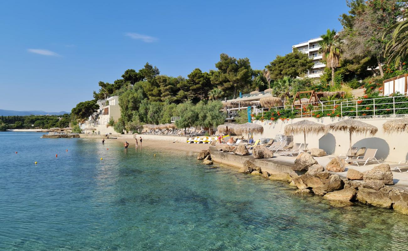 Photo de Kavos Beach avec sable beige de surface