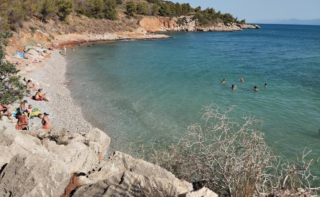 Photo de Neraki Beach avec galets gris de surface
