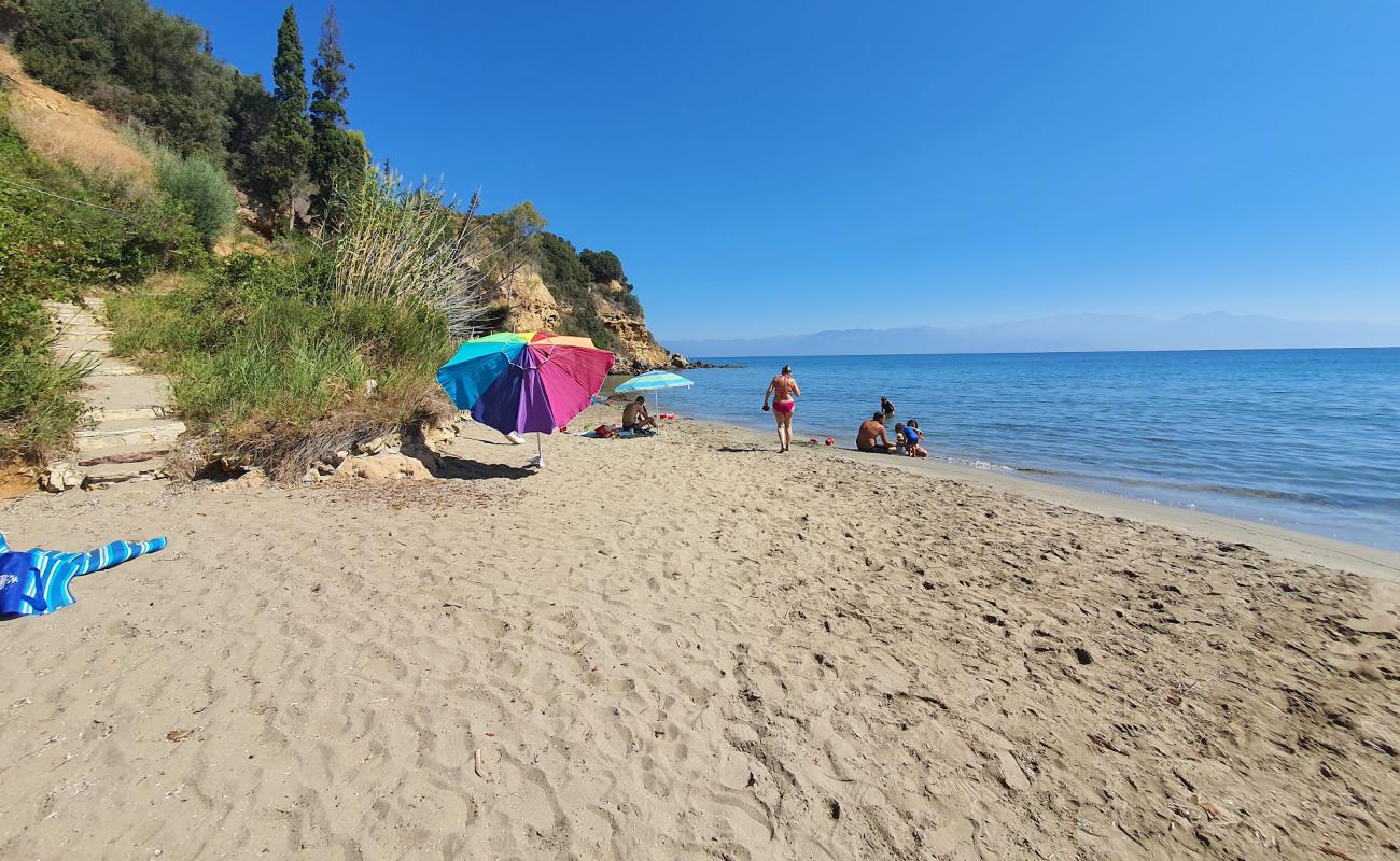 Photo de Kolonides Beach avec sable beige de surface