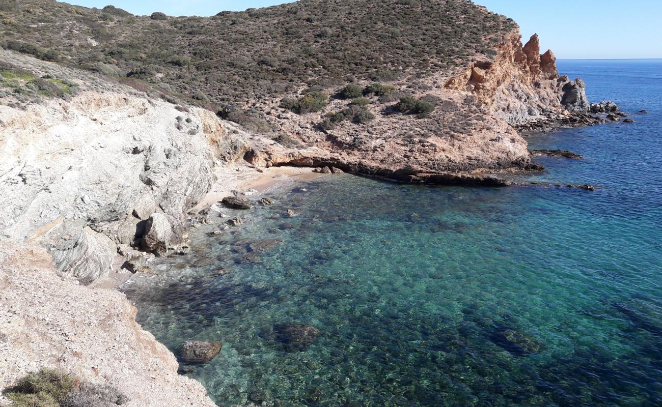 Photo de Kape Sounio Nudist Beach avec sable beige & galets de surface
