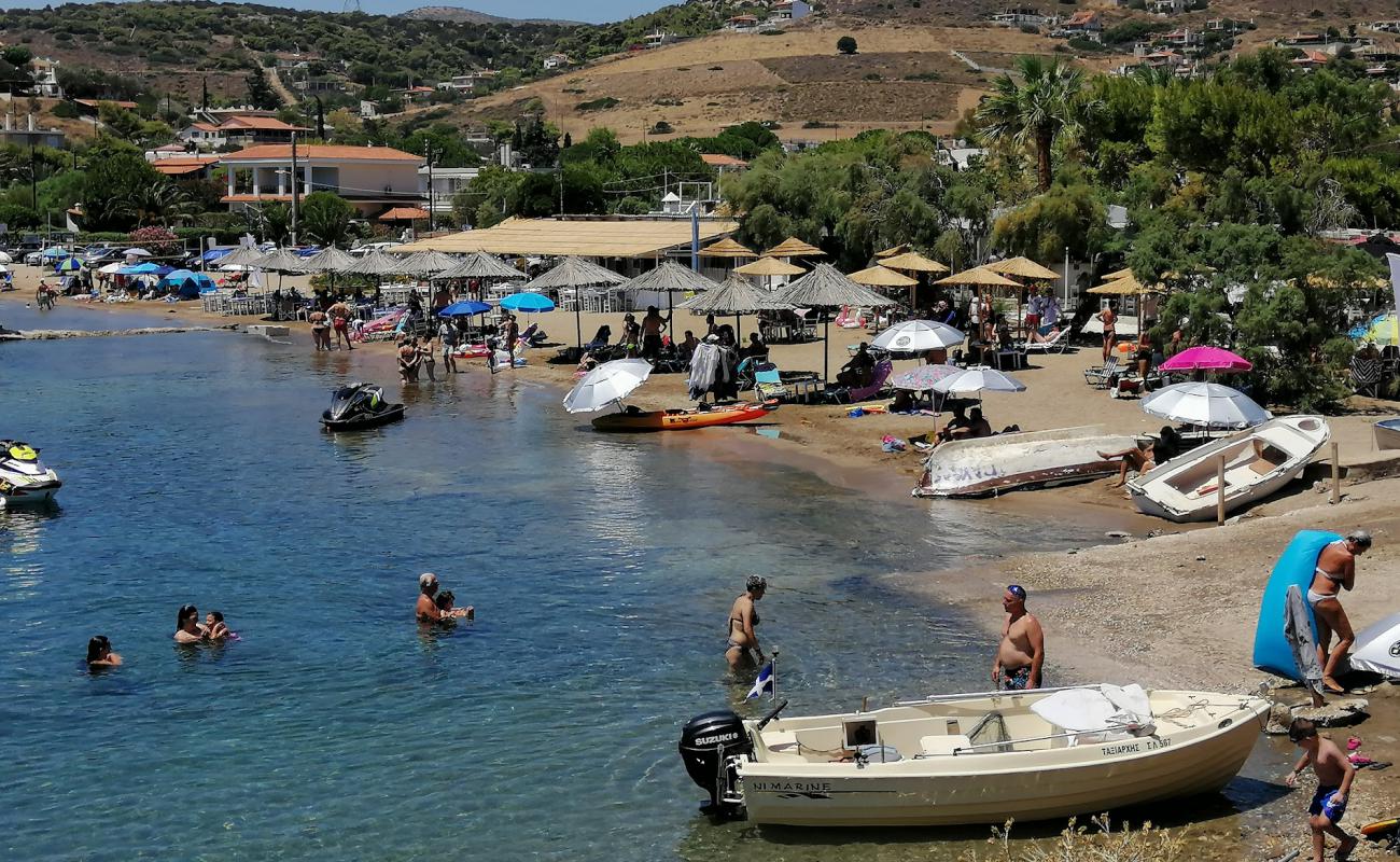 Photo de Mikrolimano Beach avec sable beige de surface