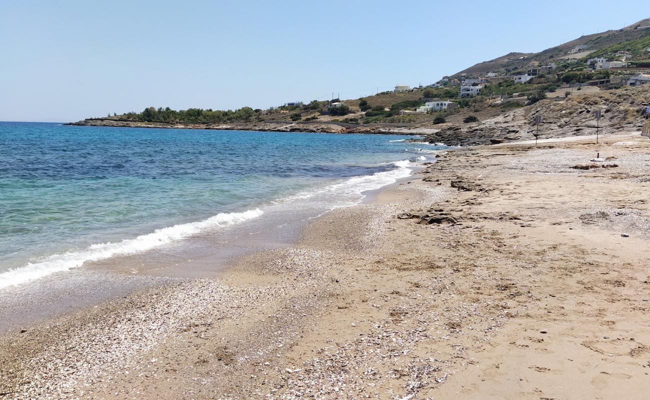 Photo de Pefka Beach avec sable beige & galets de surface