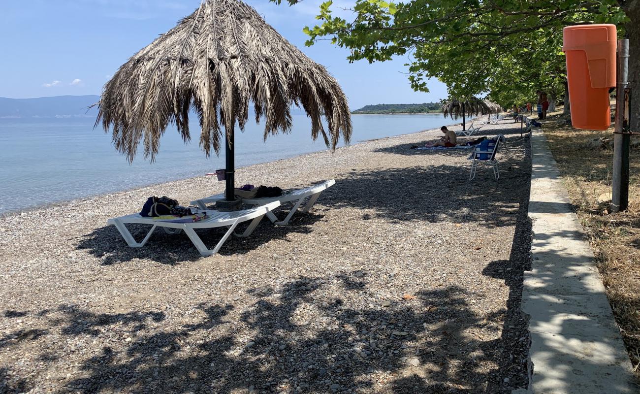Photo de Agios Nikolaos Beach avec sable gris & galets de surface
