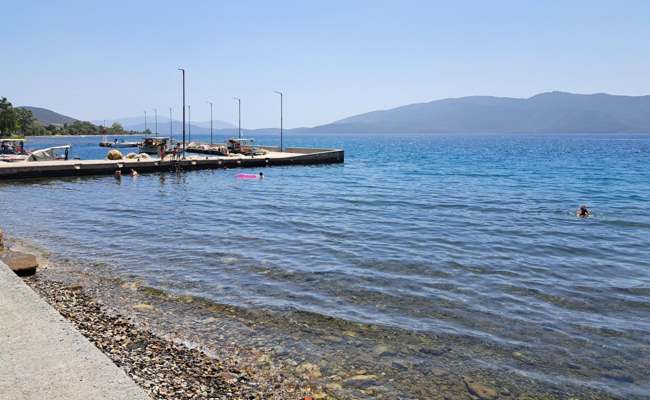 Photo de Pelasgia Beach avec galets gris de surface