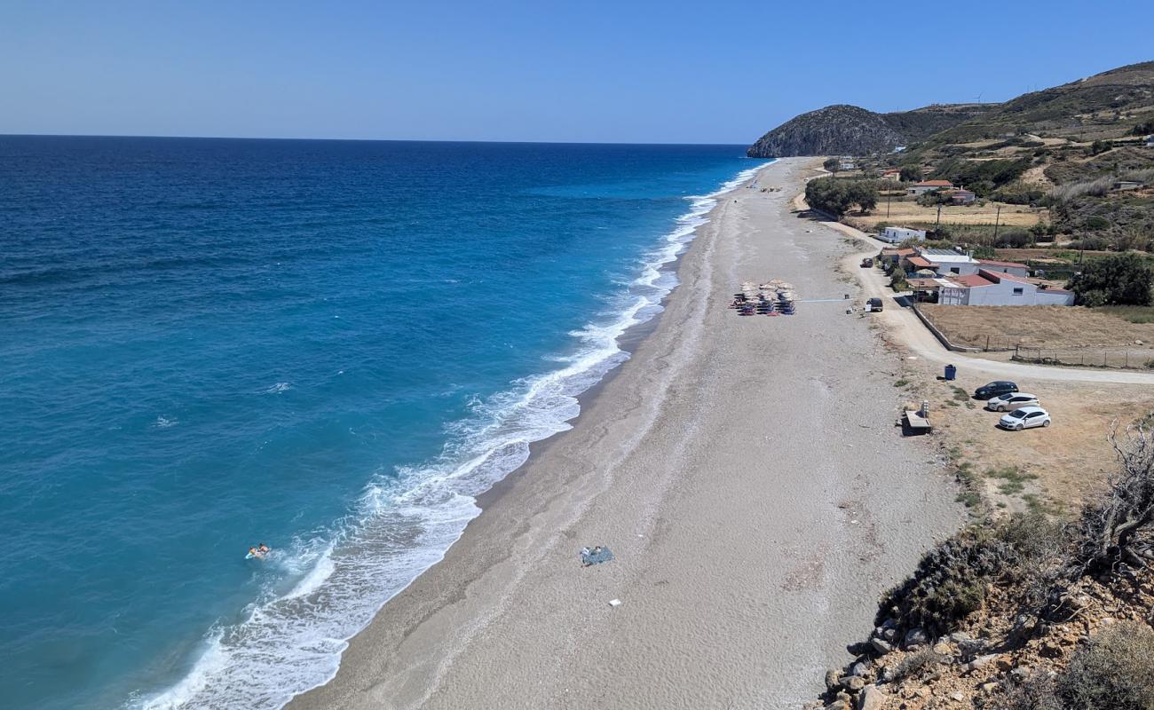Photo de Agios Merkourios Beach avec sable gris & galets de surface