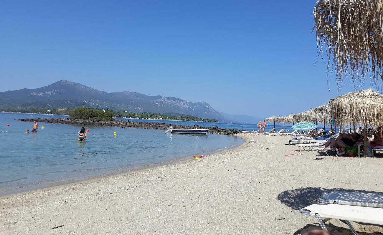 Photo de Monolia Beach avec sable beige de surface