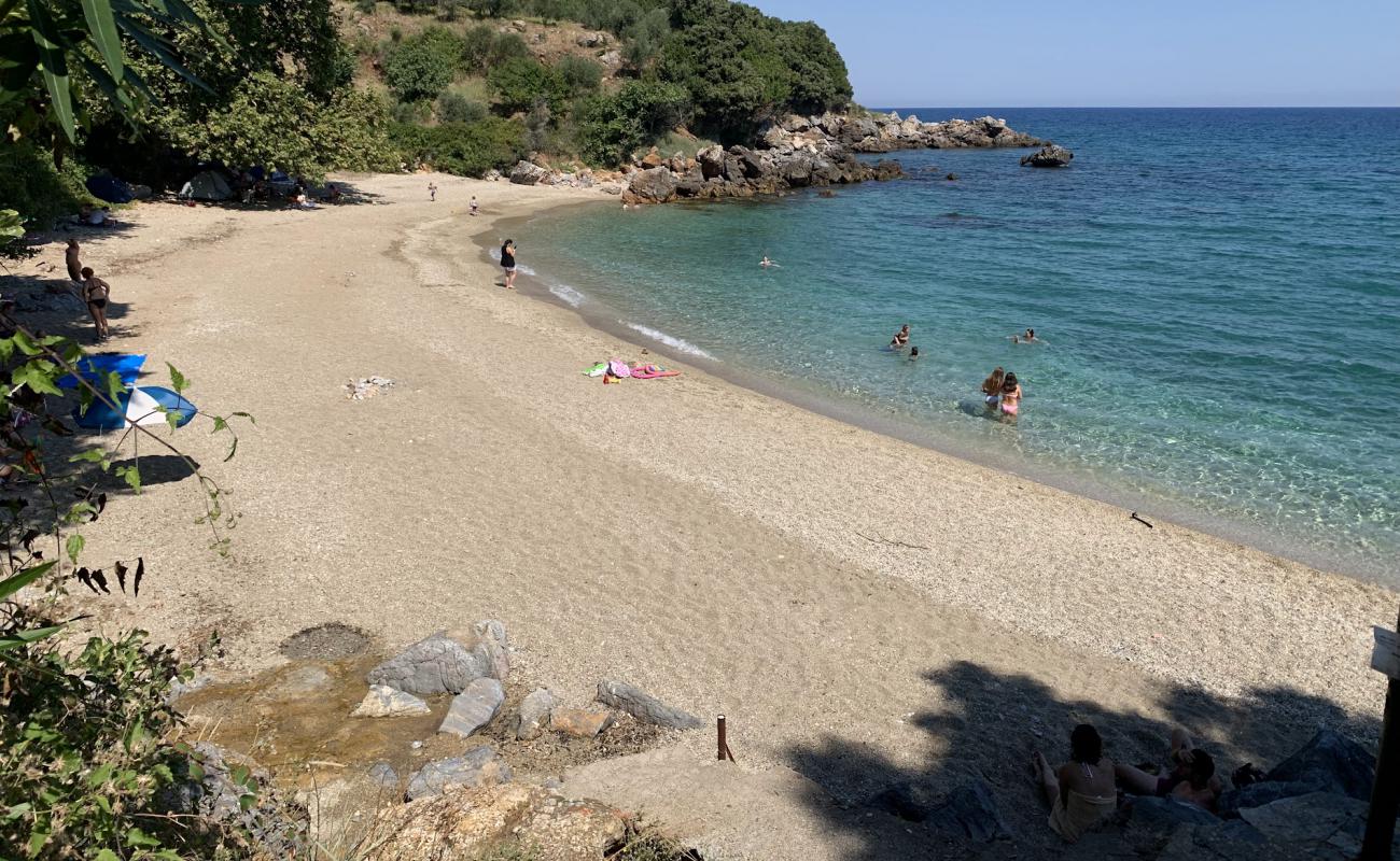 Photo de Pigadi Beach avec sable beige & galets de surface