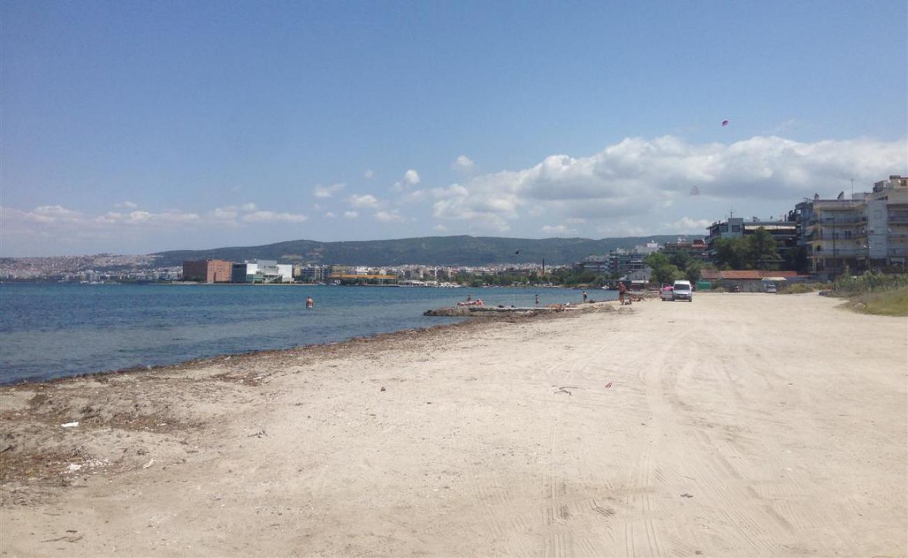 Photo de Kalamaria Beach avec sable beige de surface