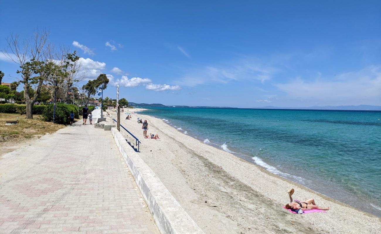 Photo de Hanioti Beach avec sable beige & galets de surface