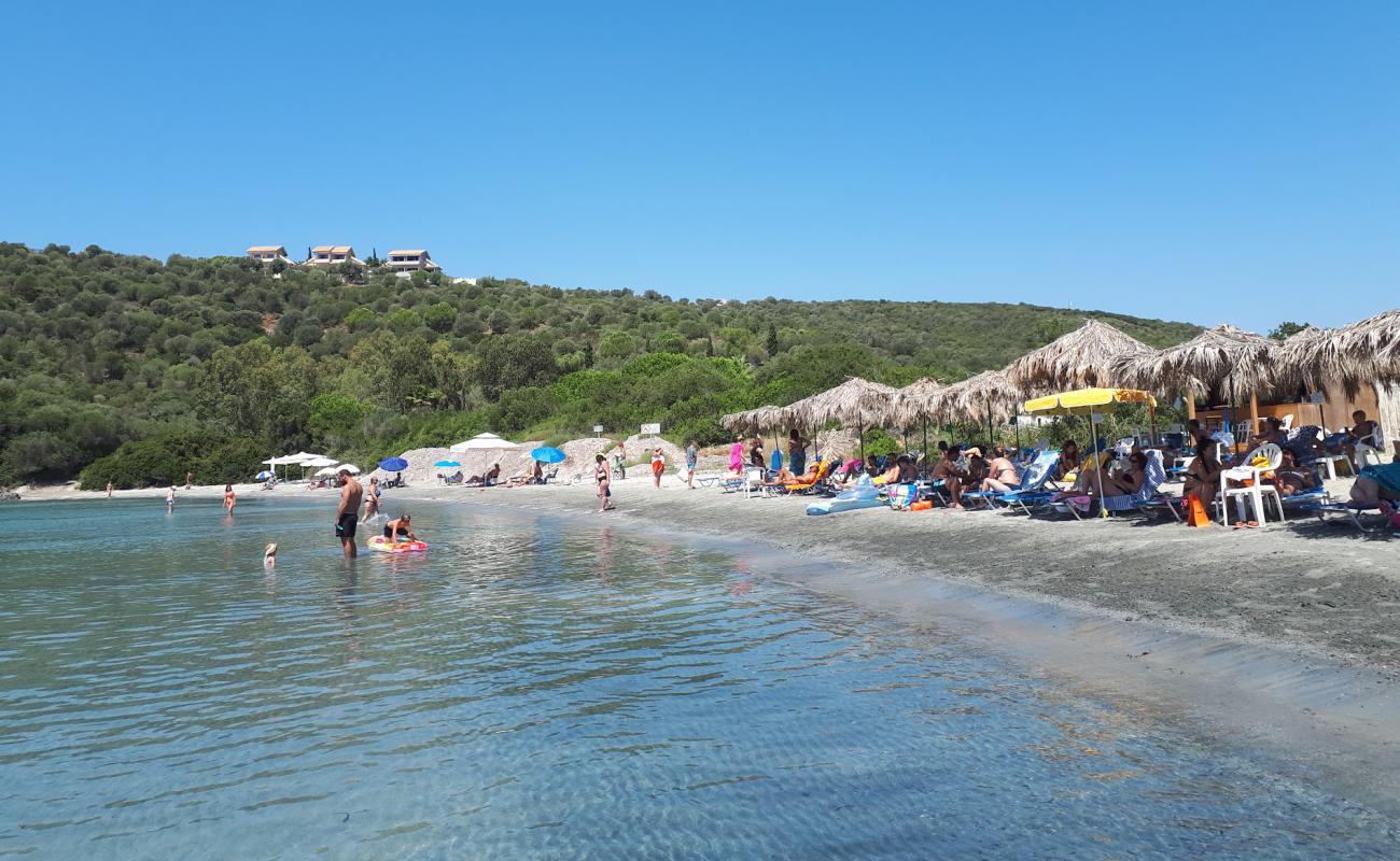 Photo de Kalopigado Beach avec sable beige de surface