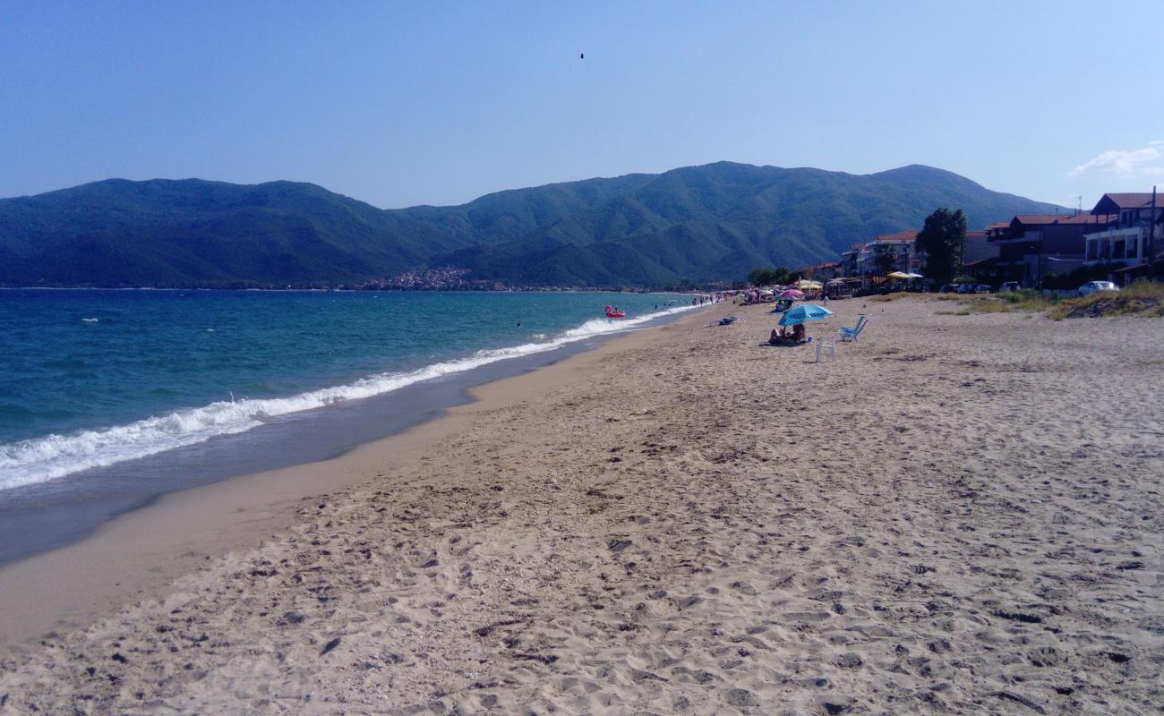 Photo de Vrasna Beach avec sable beige de surface