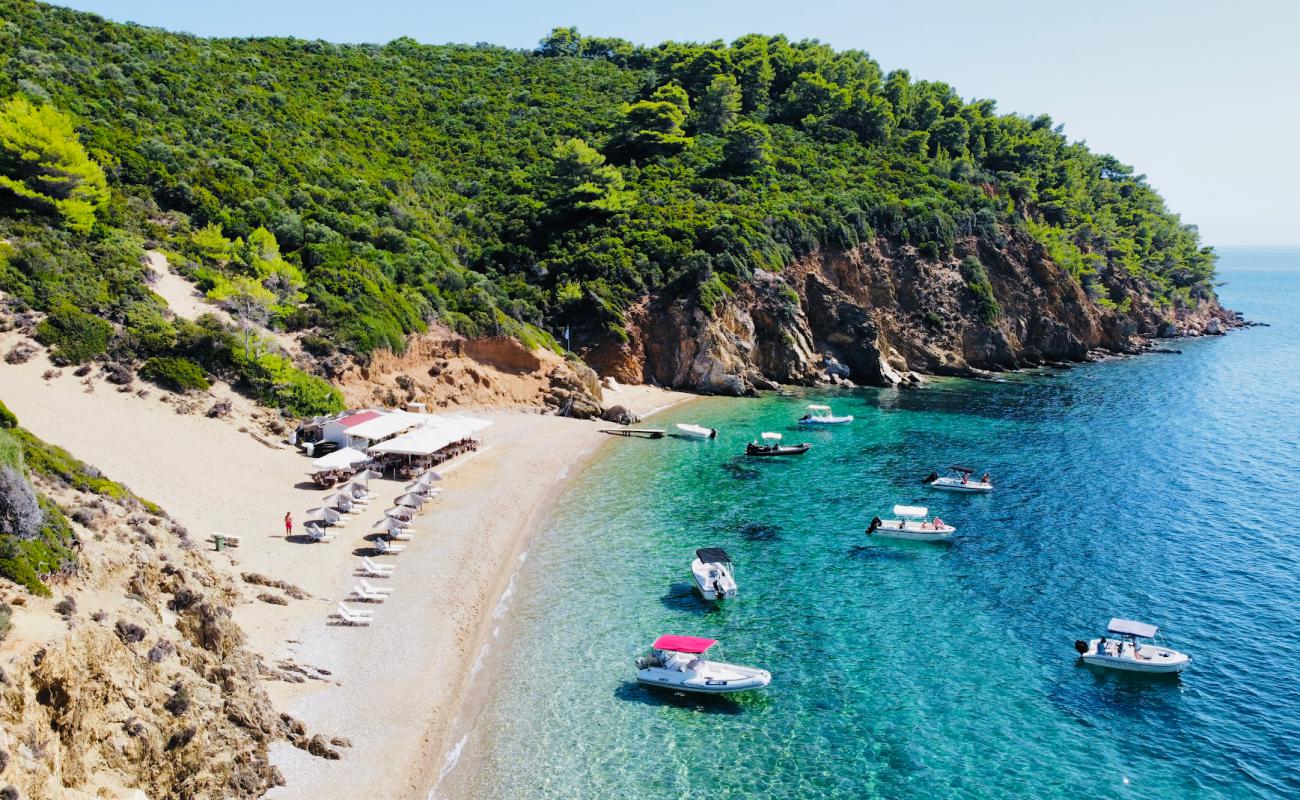 Photo de Arkos Beach avec petits galets beige de surface