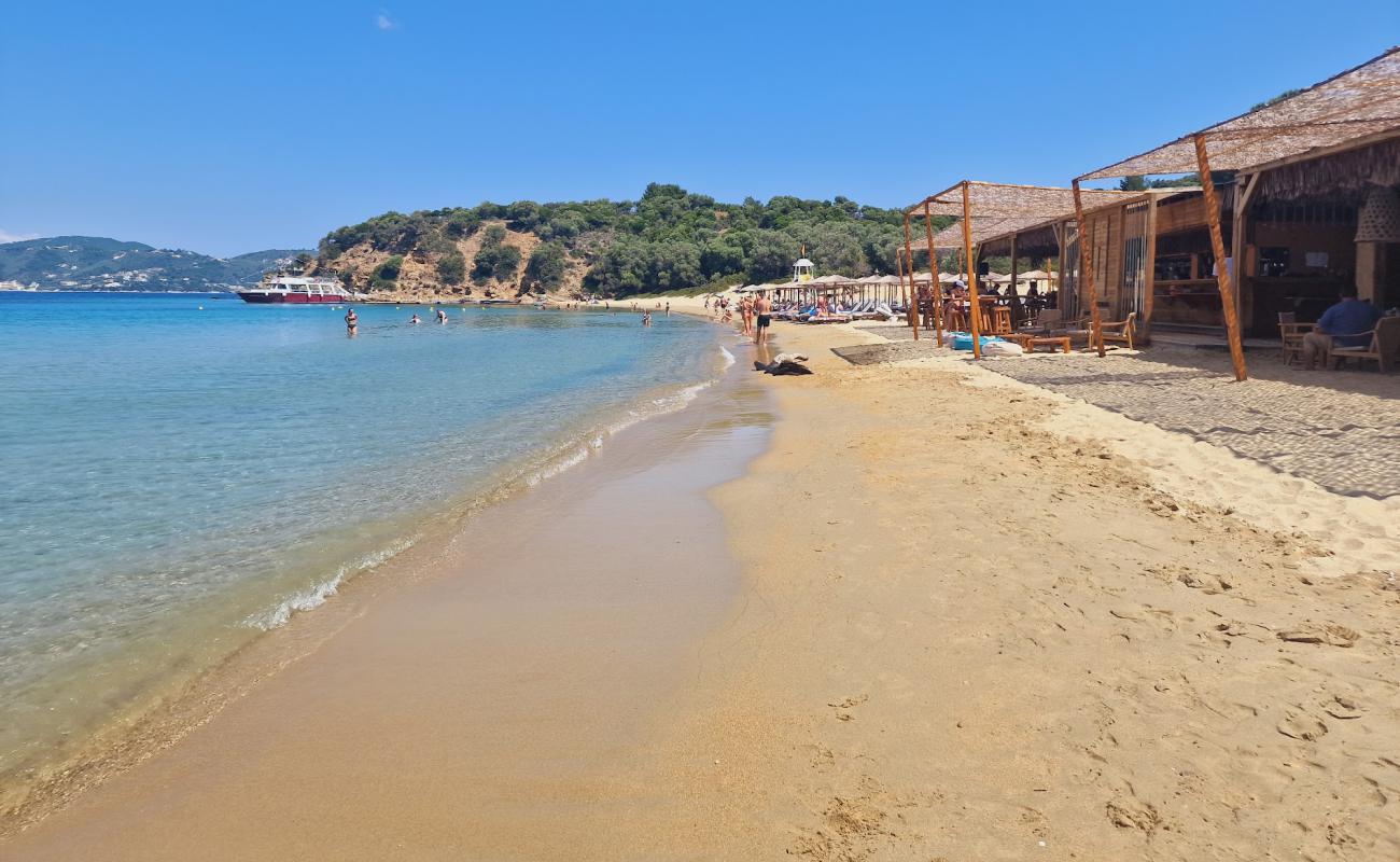 Photo de Tsougkrias Public Beach avec sable beige de surface