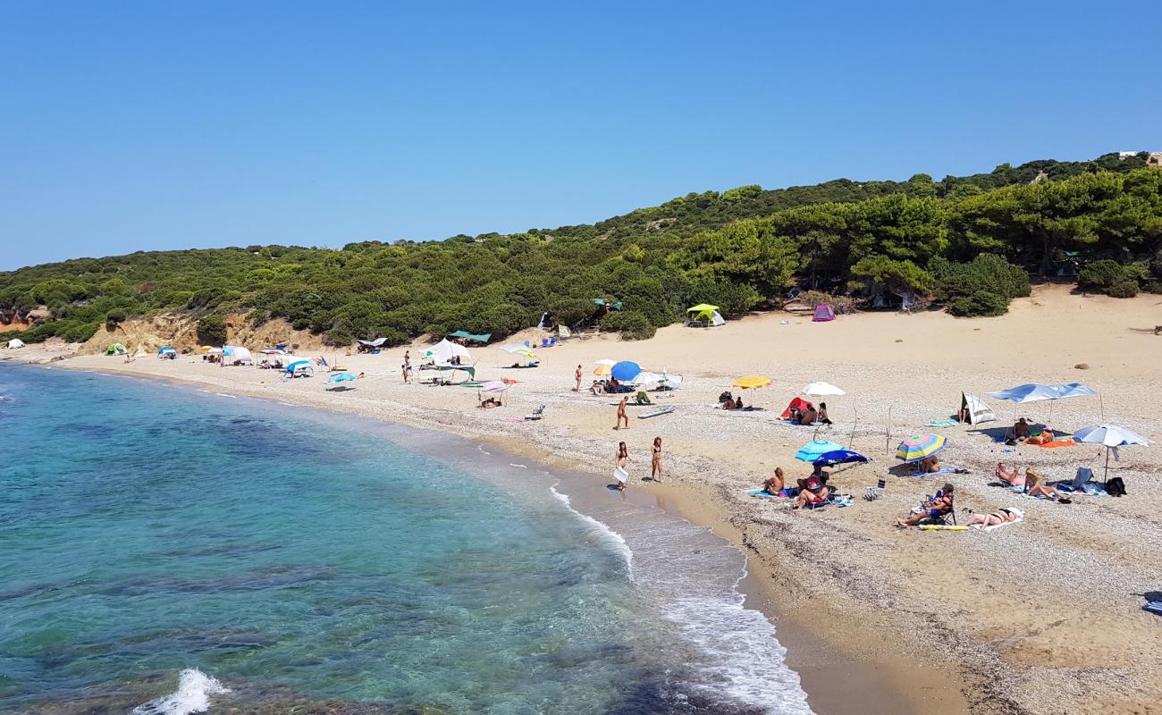 Photo de Agios Petros Beach avec sable gris & galets de surface