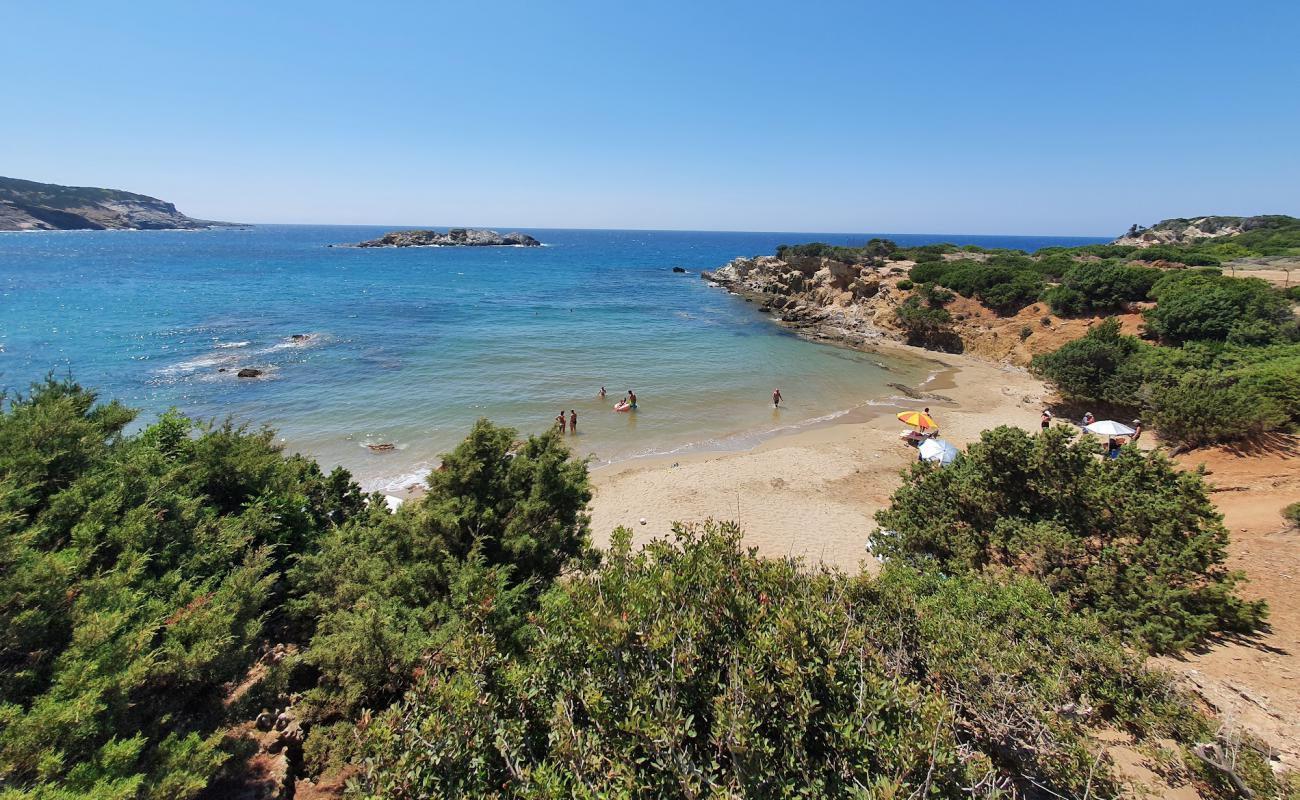 Photo de Limanaki Beach avec sable beige de surface