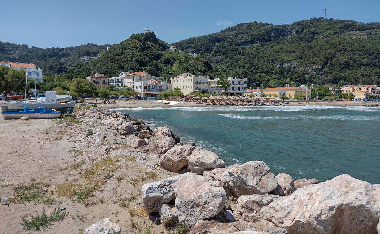 Photo de Samian Mare Beach avec sable gris & galets de surface