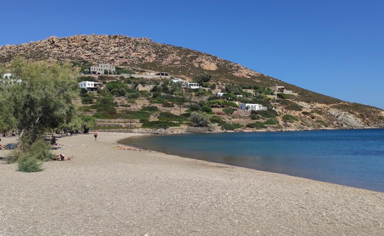 Photo de Paralia Agriolivado avec sable gris & galets de surface