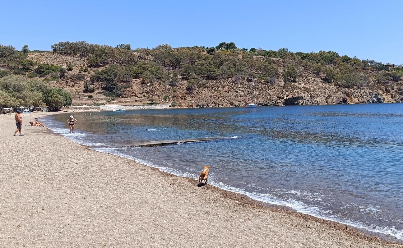 Photo de Paralia Meli avec petits galets beige de surface