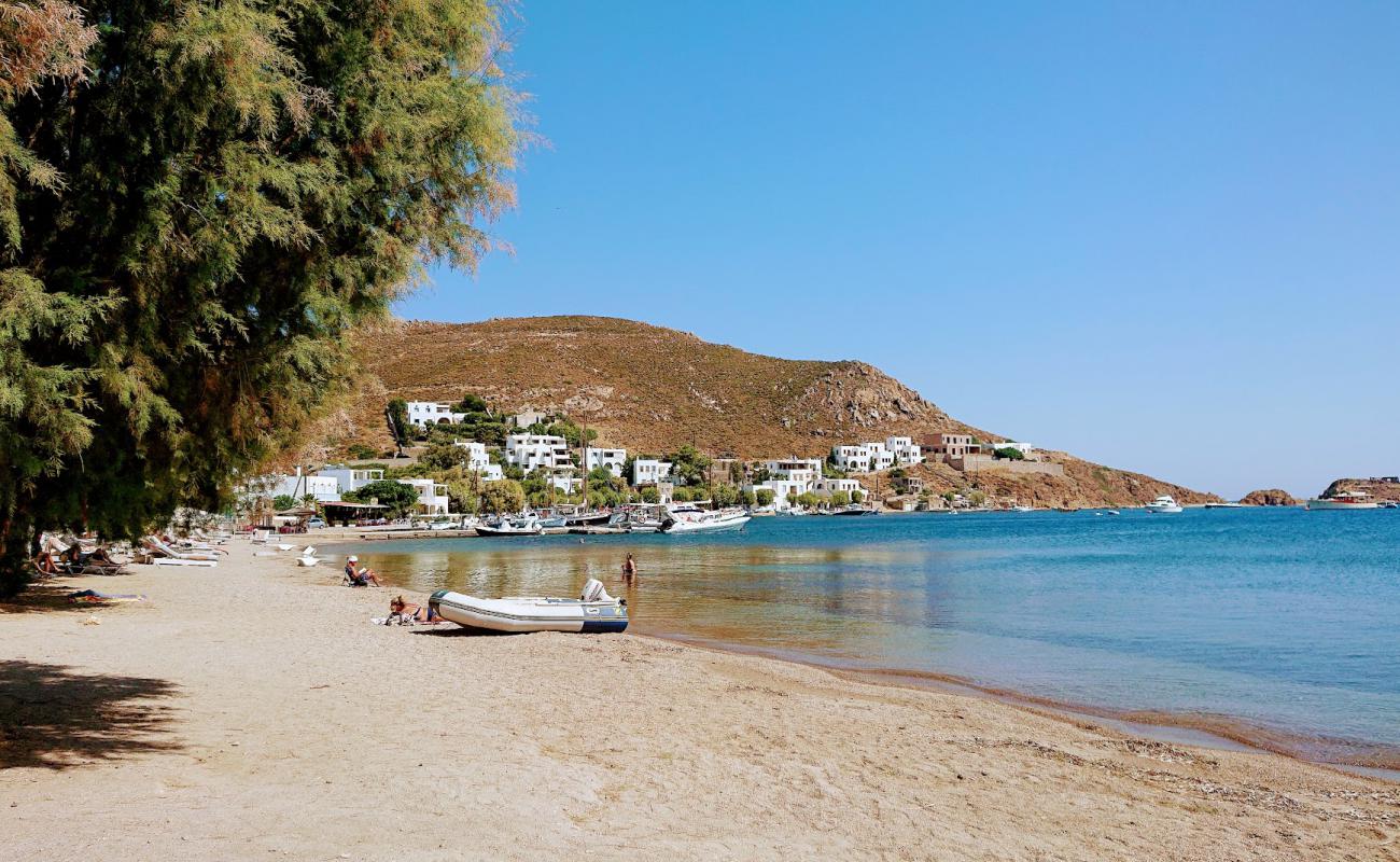 Photo de Paralia Grikos avec petits galets beige de surface