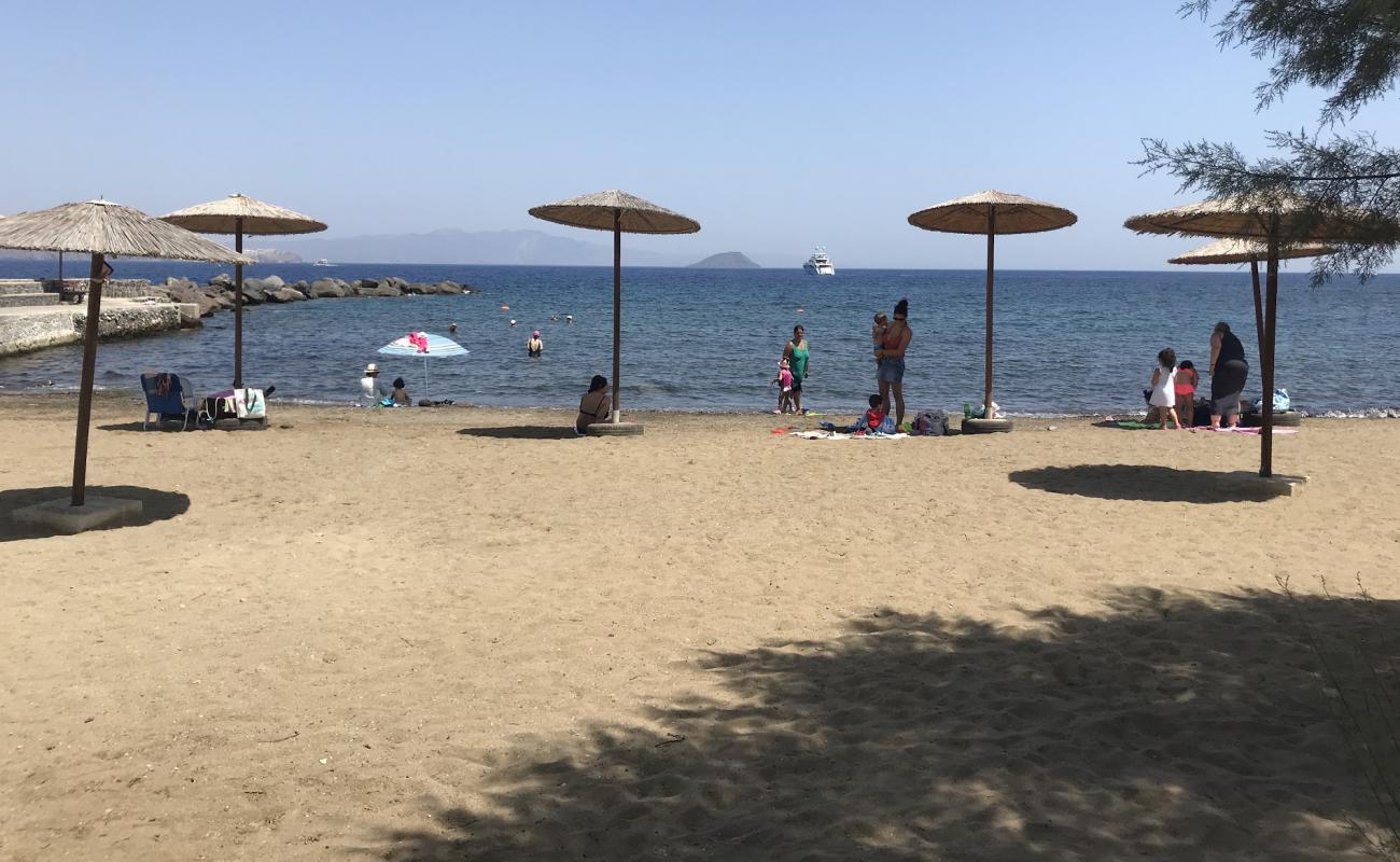 Photo de Mandraki Beach avec sable beige de surface