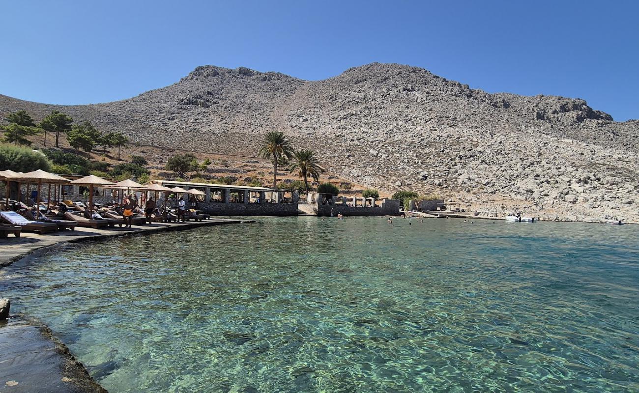 Photo de Agia Marina Beach avec surface béton pavée de surface