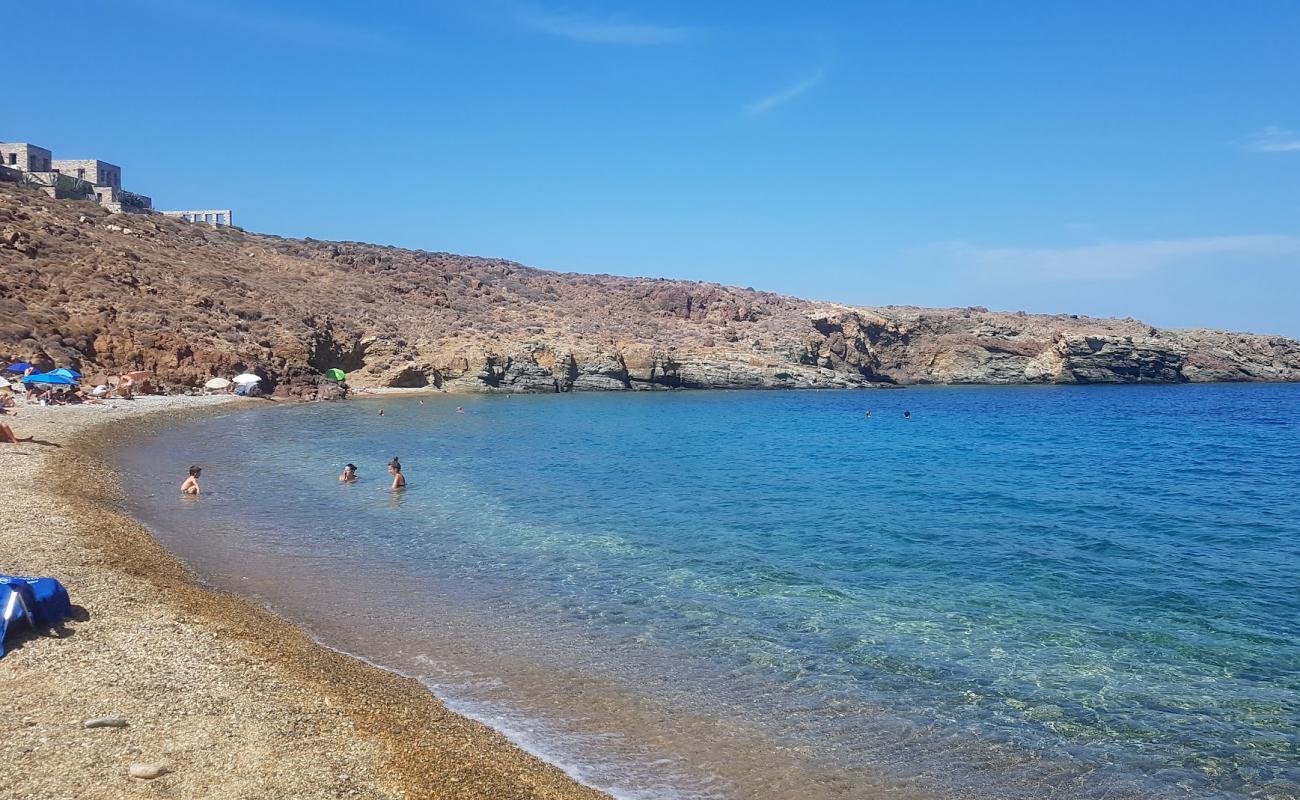 Photo de Lia Beach avec sable gris & galets de surface