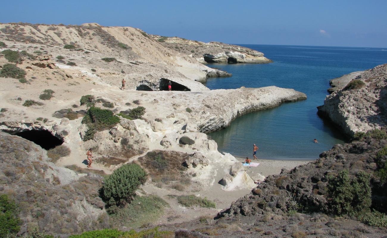 Photo de Kapros Beach avec sable beige de surface