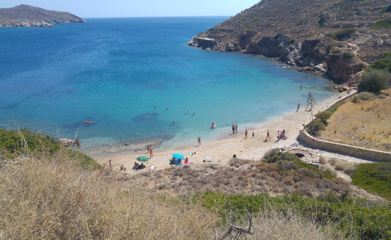 Photo de Tzamaria Beach avec sable beige & galets de surface