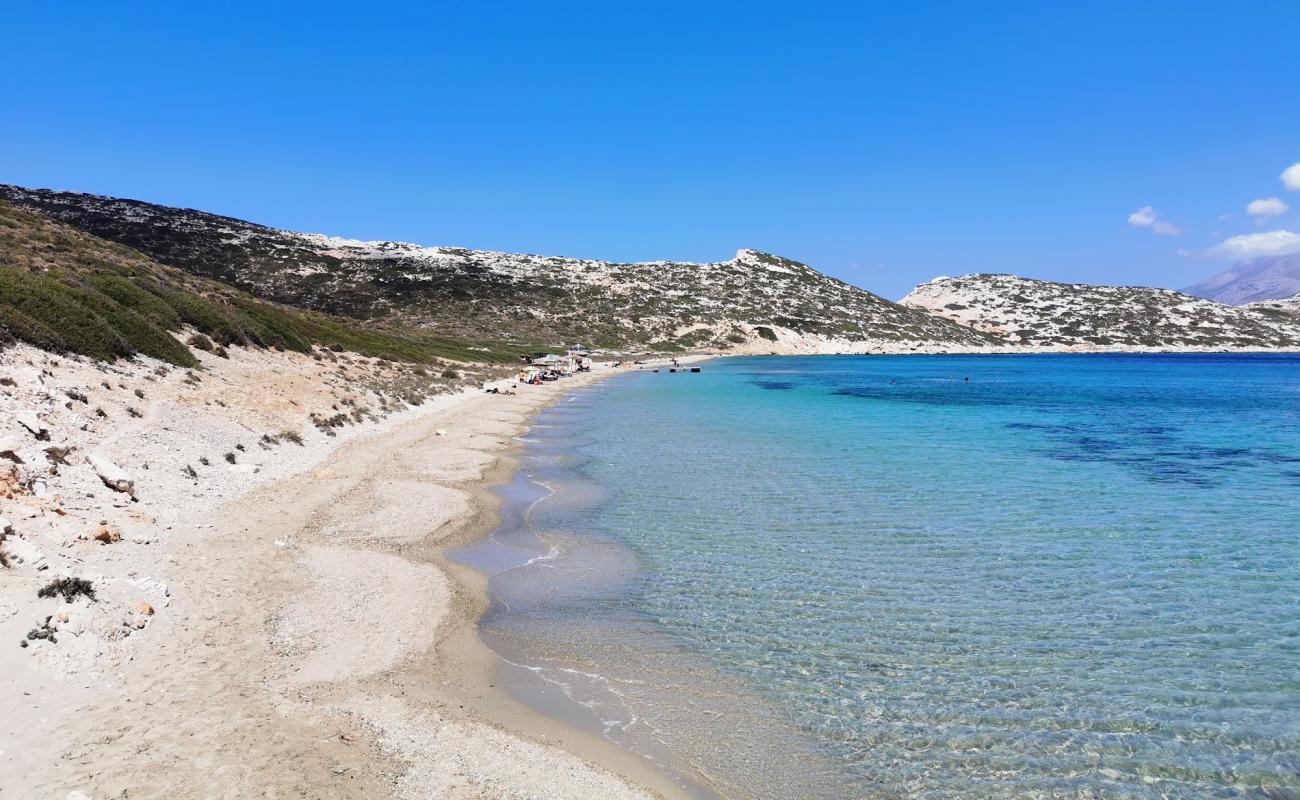 Photo de Nikouria Beach avec sable beige & pierres de surface
