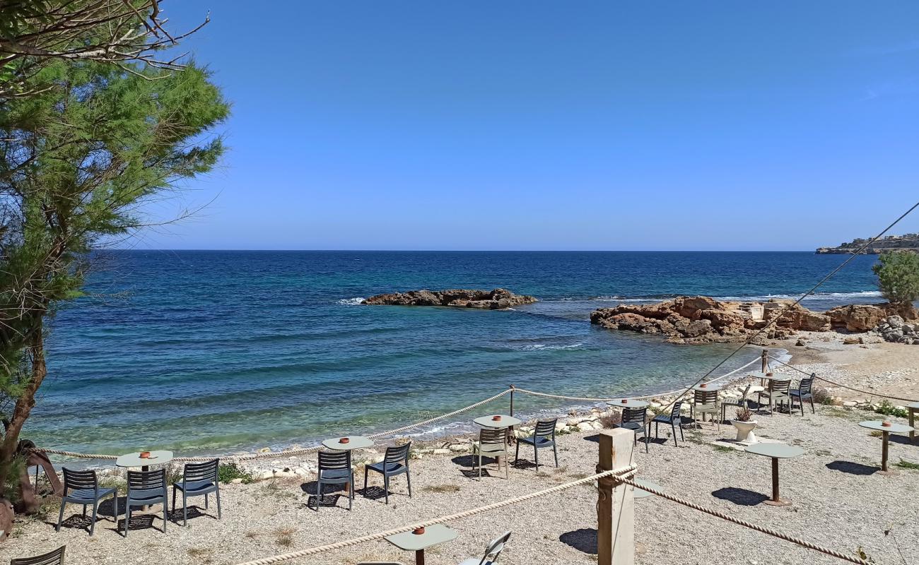 Photo de Chalepa Beach avec sable beige & pierres de surface