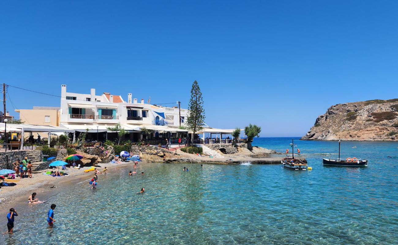 Photo de Mochlos Beach avec sable beige & galets de surface