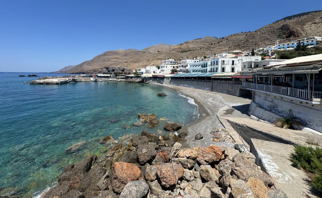 Photo de Port of Sfakia Beach avec sable gris de surface