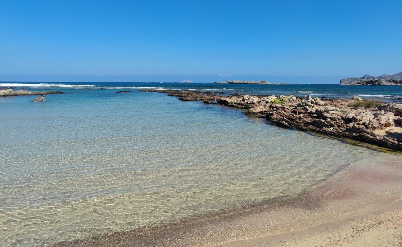 Photo de Tiny Beach avec sable beige de surface