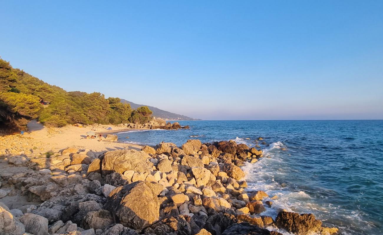 Photo de Limanakia Beach avec sable beige de surface