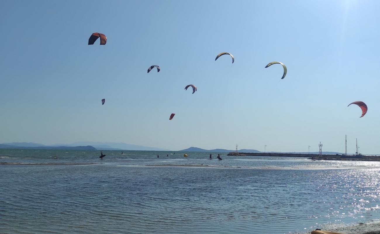 Photo de Koronisia Beach avec petits galets beige de surface